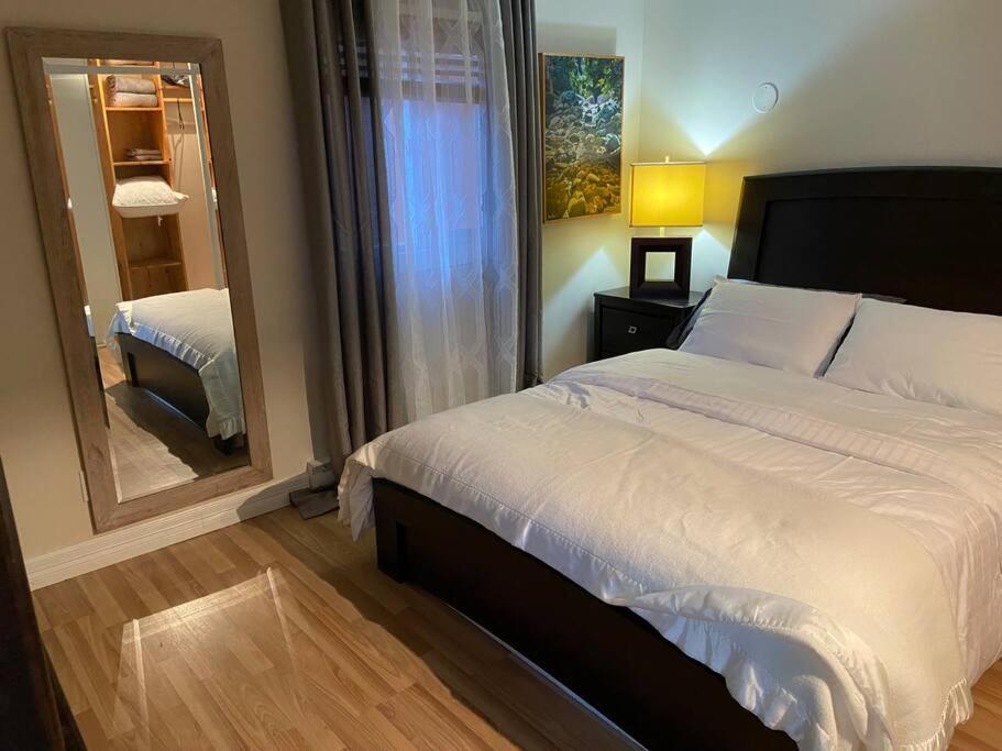 Adorable 2-Bedroom Guesthouse With Free Parking ビクトリア エクステリア 写真