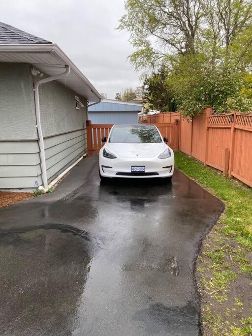 Adorable 2-Bedroom Guesthouse With Free Parking ビクトリア エクステリア 写真