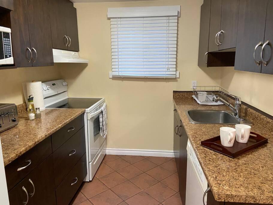 Adorable 2-Bedroom Guesthouse With Free Parking ビクトリア エクステリア 写真